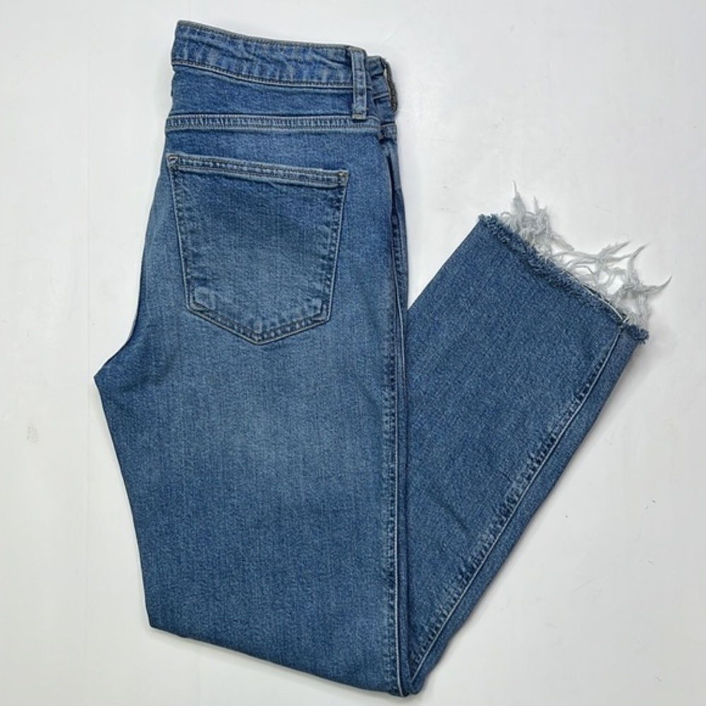 FREE PEOPLE WOMAN’S MEDIUM WASH JEAN FRAYED HEM SZ 27